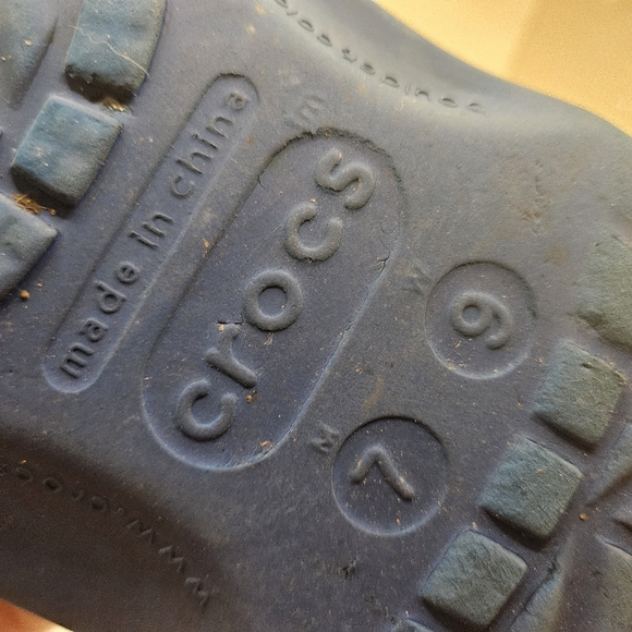 CROCS Blue Classic Clog Sandals Sz M 7 w 9 blue w/ Charms Used Condition.  Shoes - Picture 6 of 11